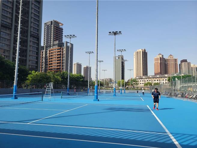 欧冠半场：蒂尔破门，阿尔瓦雷斯扳平，埃因霍温1-1马竞