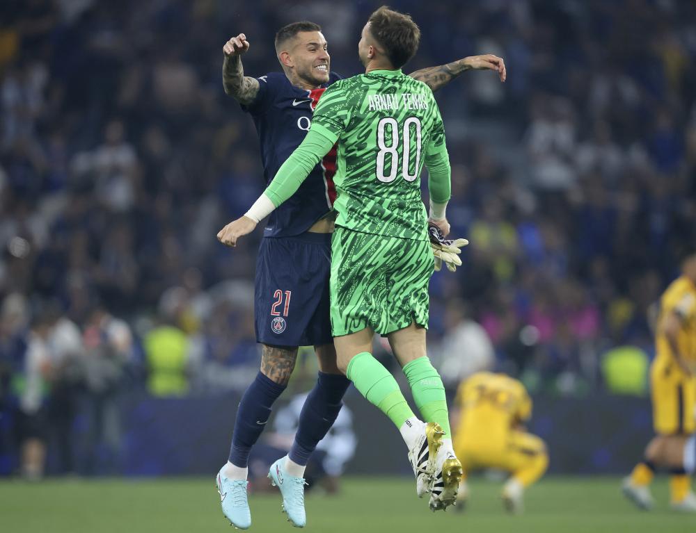 阿斯：巴萨和拜仁都有意桑托斯后卫索萨，后者被誉为新马塞洛