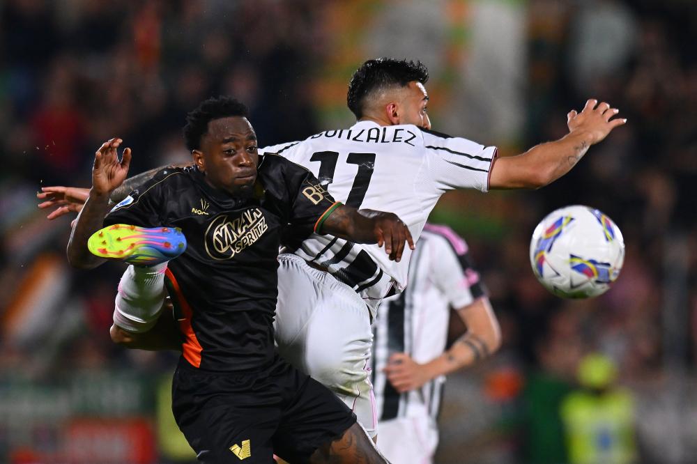 心念老东家！奥斯卡社媒晒照观看海港vs柔佛亚冠比赛